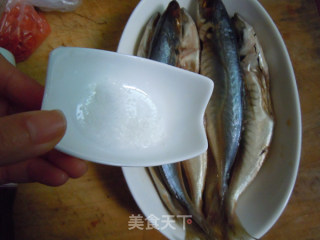 【蒜香麻辣烤鱼】---烤箱也可以做菜的做法步骤：4