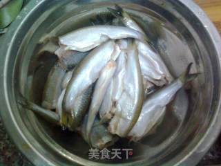 酥炸野生小鱼的做法步骤：1