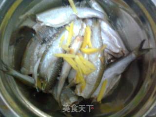 酥炸野生小鱼的做法步骤：2