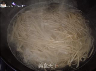 十分钟快手美味餐----巧煮挂面的做法步骤：3