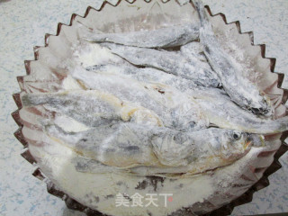 椒盐小黄鱼的做法步骤：4