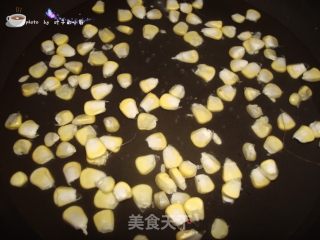 宝宝创意食谱---五彩西红柿盅的做法步骤：1