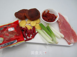 香辣炸酱面的做法步骤：1