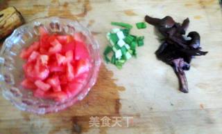 西红柿鸡蛋蘑菇烧面条的做法步骤：2