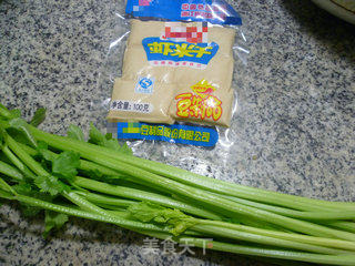 虾米干炒芹菜的做法步骤：1