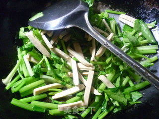 虾米干炒芹菜的做法步骤：6