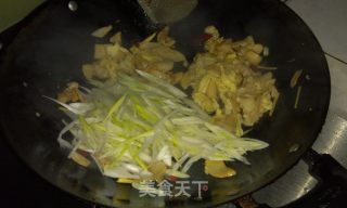 杏鲍菇炒鸡蛋的做法步骤：4