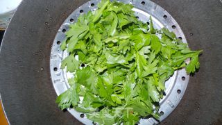 芹菜叶饼的做法步骤：1