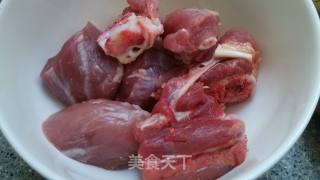 青红萝卜粟米猪展汤的做法步骤：2