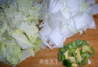 猪肉粉条炖白菜豆腐---冬天里餐桌上的温暖的做法步骤：1