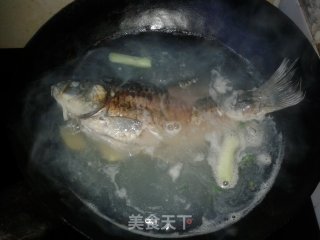 暖暖一碗汤——鲫鱼豆腐汤的做法步骤：4