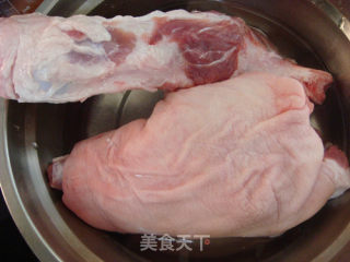 酱肘子的做法步骤：1