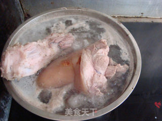 酱肘子的做法步骤：2