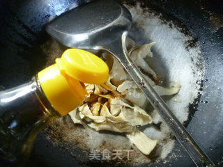 酸菜炒面筋的做法步骤：3