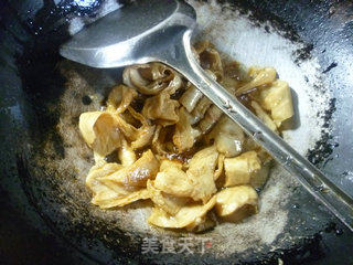 酸菜炒面筋的做法步骤：4