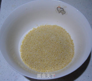 胡萝卜小米粥的做法步骤：2