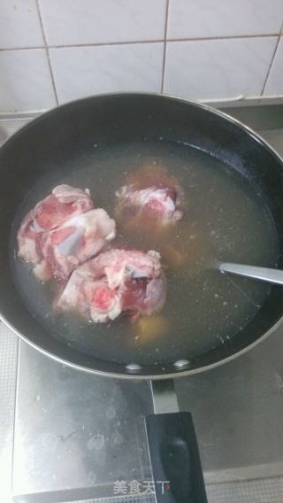 萝卜筒子骨养生汤的做法步骤：1