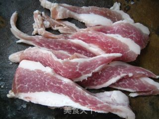 家常菜猪茎肉炒青椒的做法步骤：1