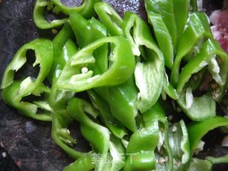 家常菜猪茎肉炒青椒的做法步骤：3