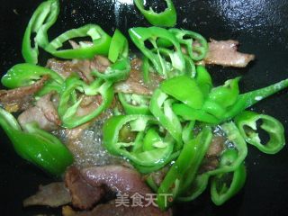 家常菜猪茎肉炒青椒的做法步骤：7