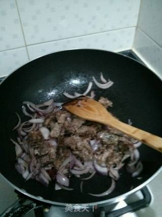 香煎黑椒肥牛+蒜蓉炒蒿子杆肥牛的做法步骤：5