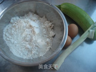 西葫芦糊塌子的做法步骤：1