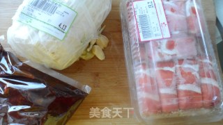 金针肥牛汤的做法步骤：1