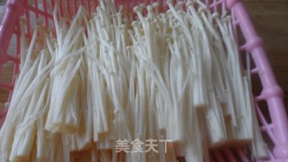 金针肥牛汤的做法步骤：3