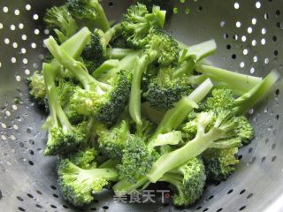 凉拌西兰花的做法步骤：2