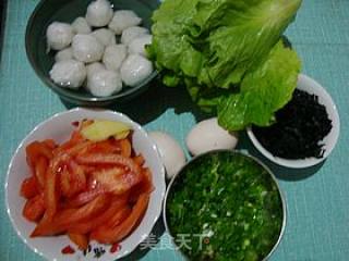 天冷了，来碗暖身汤【鱼圆番茄紫菜汤】的做法步骤：1