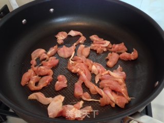 鸡腿肉炒小瓜的做法步骤：2