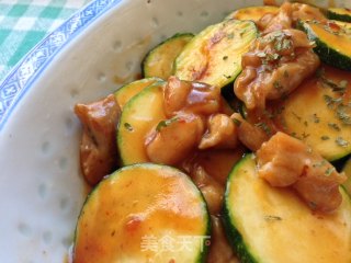 鸡腿肉炒小瓜的做法步骤：5