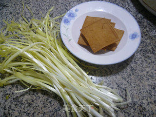 香干炒韭菜芽的做法步骤：1