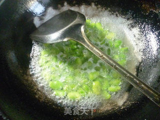 雪菜炒蚕豆的做法步骤：3