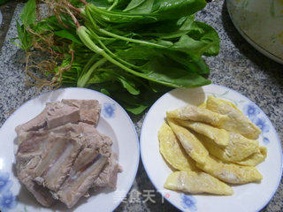 菠菜蛋饺排骨汤的做法步骤：1