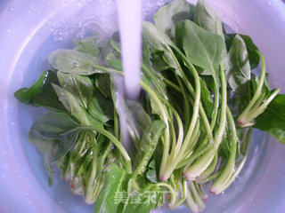 菠菜蛋饺排骨汤的做法步骤：2