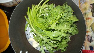 蒜蓉茼蒿的做法步骤：1