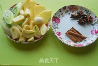 干香滋润酸甜醇厚色泽红亮的传统美食—糖醋排骨的做法步骤：1