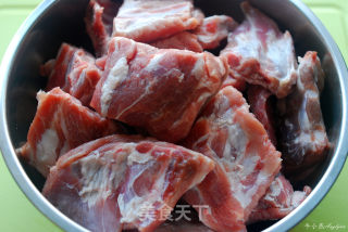 干香滋润酸甜醇厚色泽红亮的传统美食—糖醋排骨的做法步骤：2