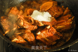 干香滋润酸甜醇厚色泽红亮的传统美食—糖醋排骨的做法步骤：12