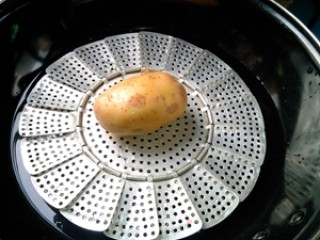 土豆泥也可以这样吃哦——玉米土豆泥汉堡的做法步骤：2