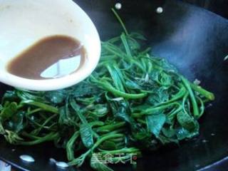 野生菌熟菌粉炒空心菜的做法步骤：7