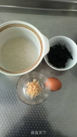 宝宝饮食—紫菜虾皮蛋花粥的做法步骤：1
