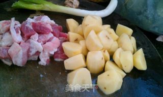 土豆红烧肉的做法步骤：1