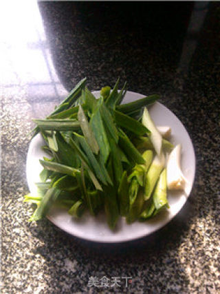 青蒜炒千张的做法步骤：2