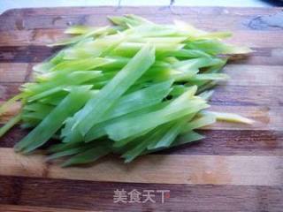 莴笋拌肉皮的做法步骤：1