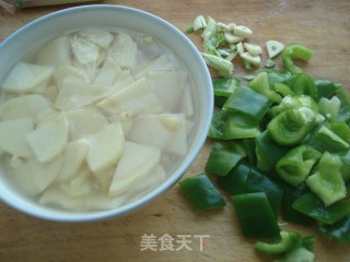 青椒土豆片的做法步骤：2