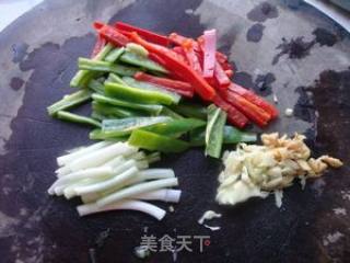 双椒炒猪皮的做法步骤：2