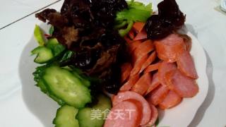 木耳炒火腿的做法步骤：1