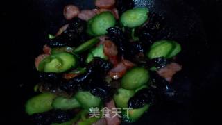 木耳炒火腿的做法步骤：3